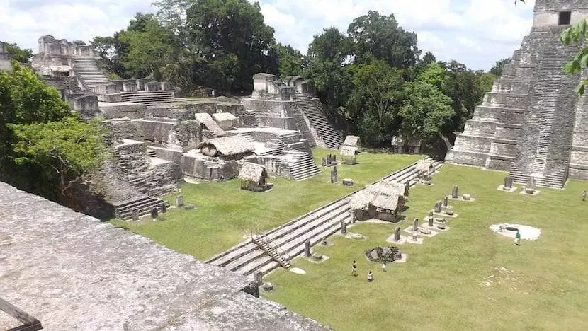 ruinas de una ciudad maya
